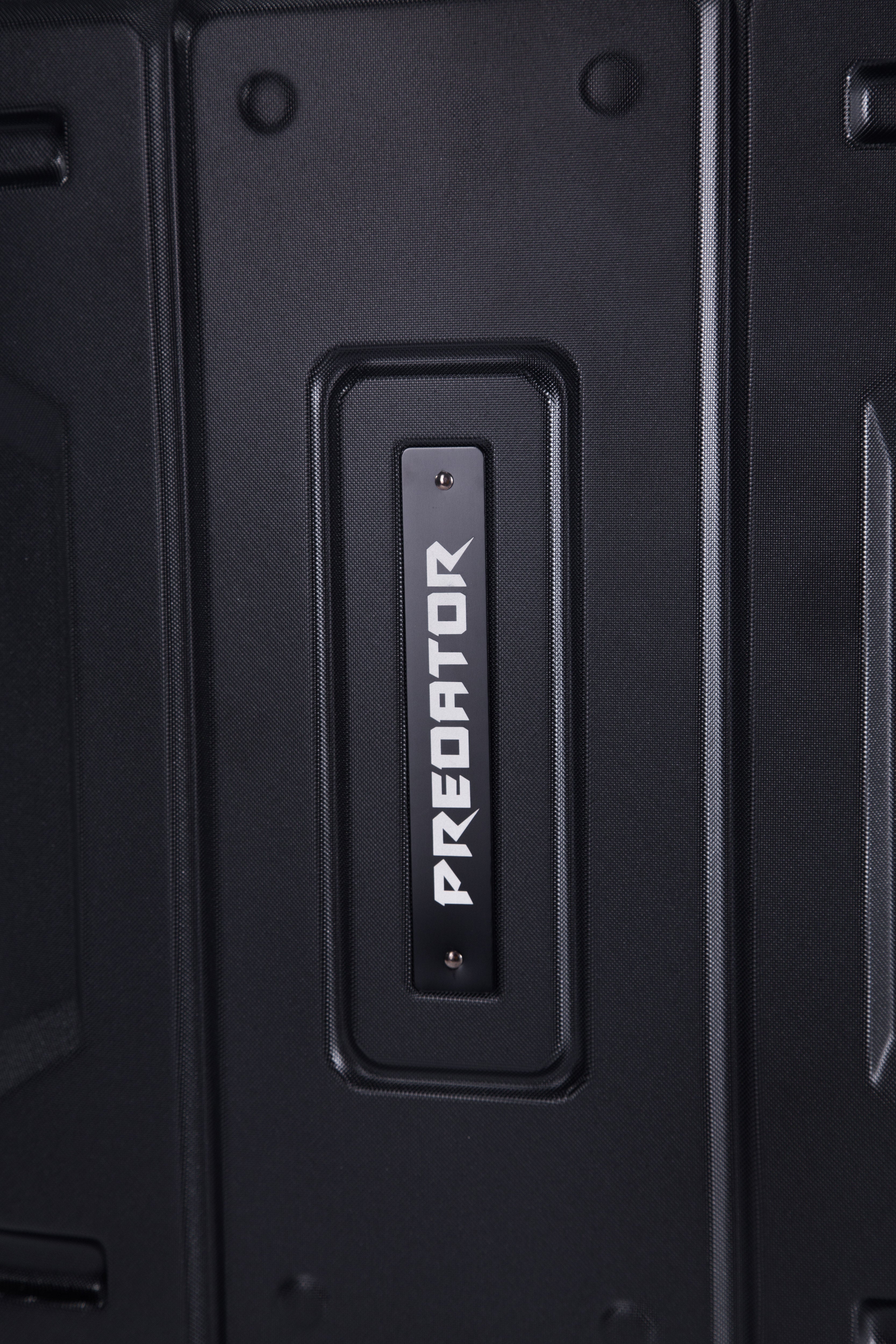 Predator Robust Luggage 22インチ