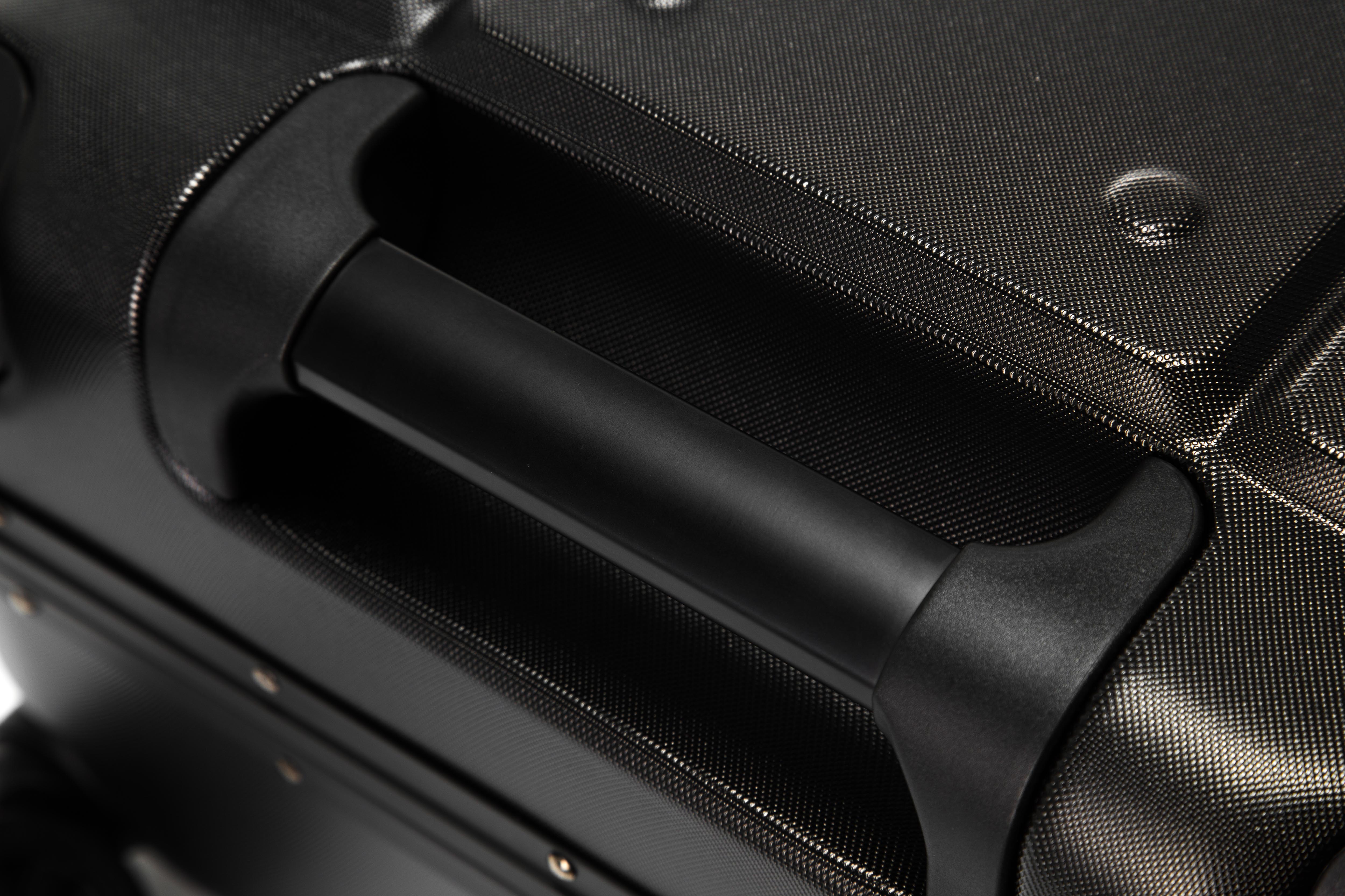Predator Robust Luggage 22インチ