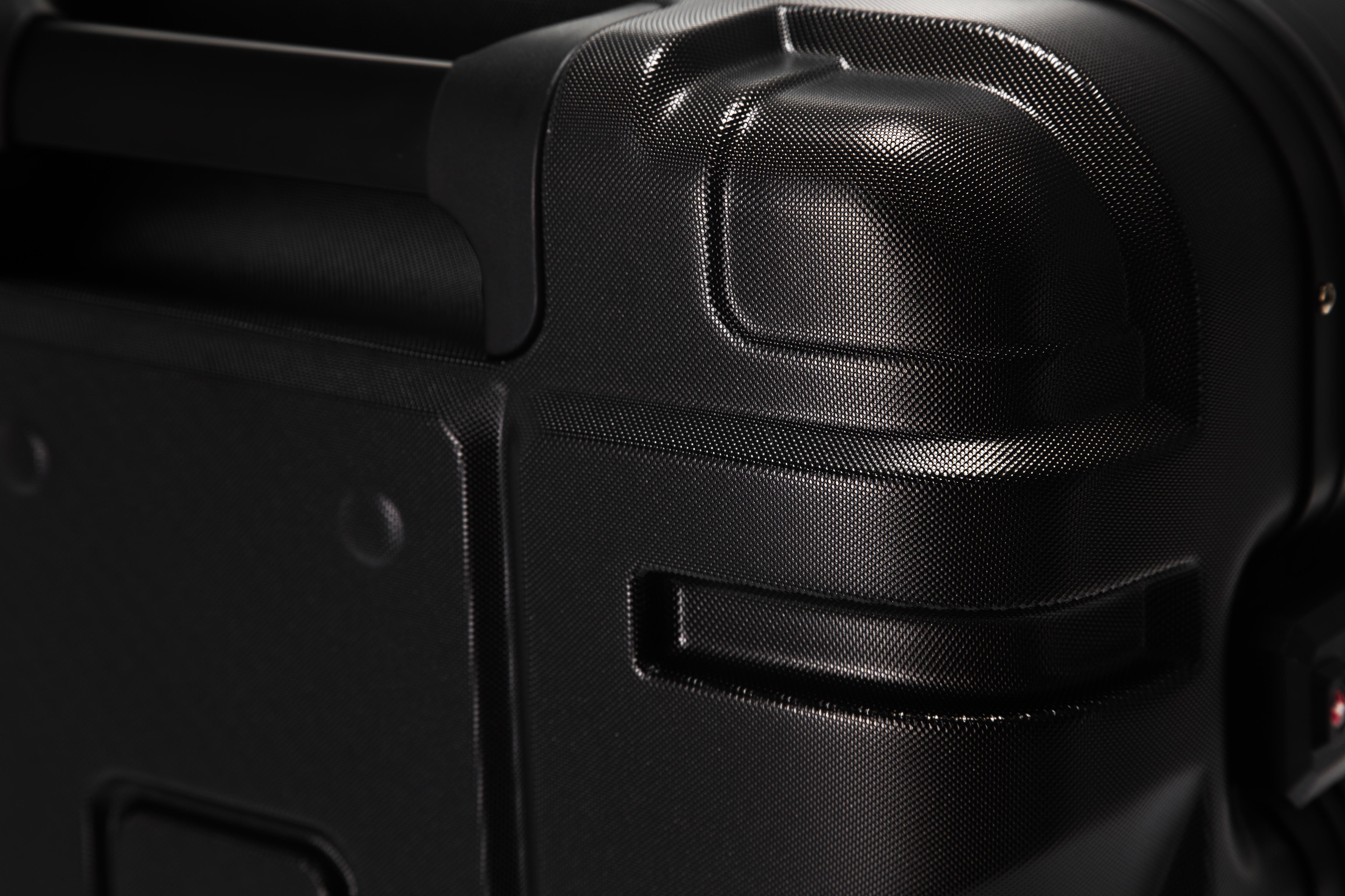Predator Robust Luggage 22インチ